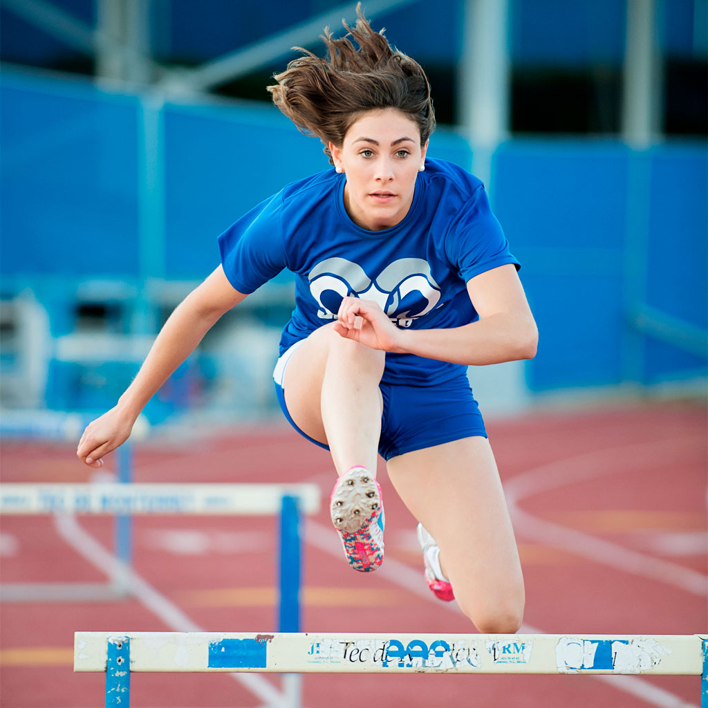 Alumna en entrenamiento con vallas de atletismo