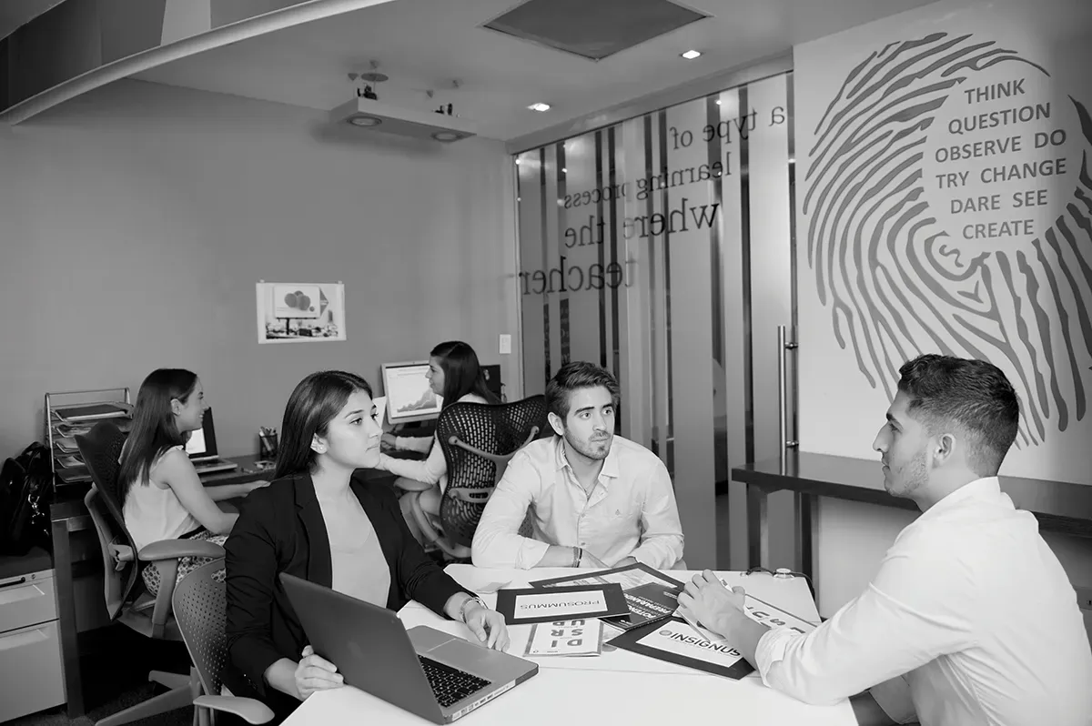 Alumnos analizando la bolsa