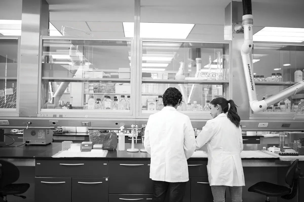 Alumnos en laboratorio