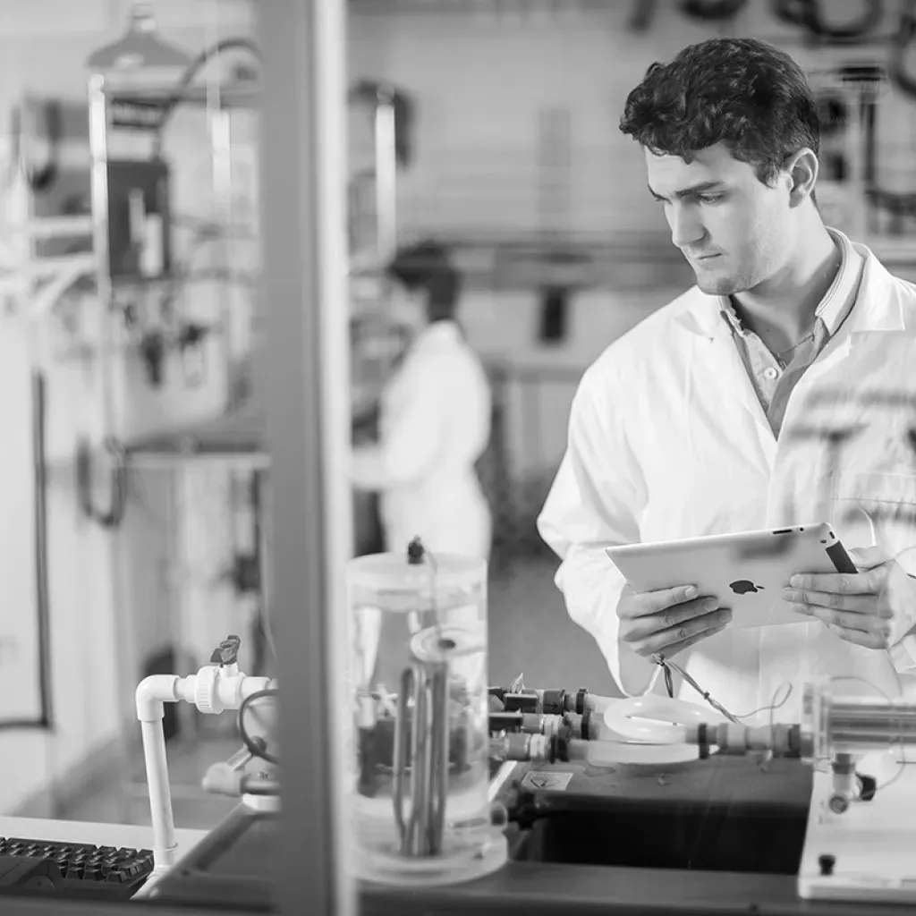 Estudiantes de Ingeniería en Alimentos en laboratorio