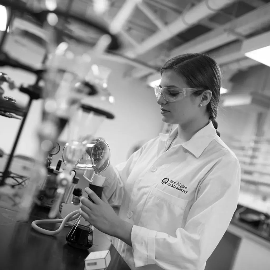 Alumna de Ingeniería Química en laboratorio
