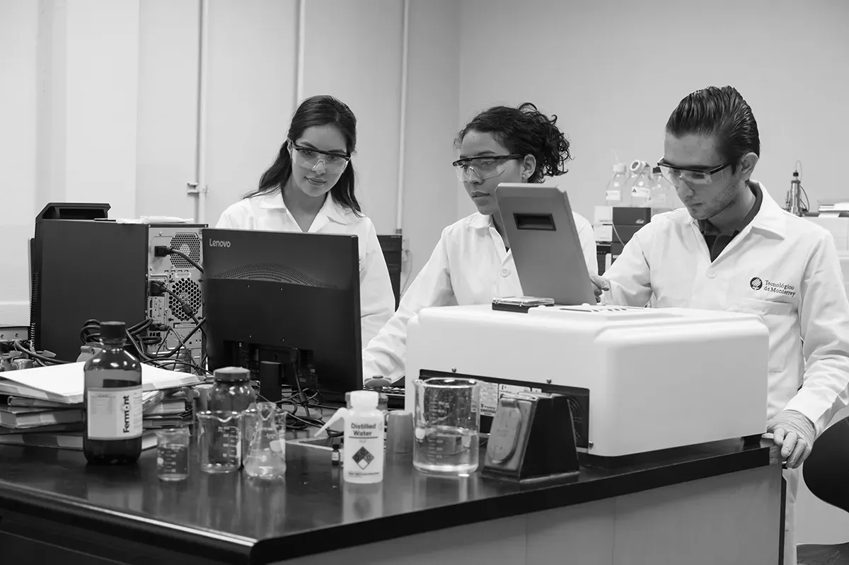 Alumnos de Ingeniería en Nanotecnología del Tecnológico de Monterrey