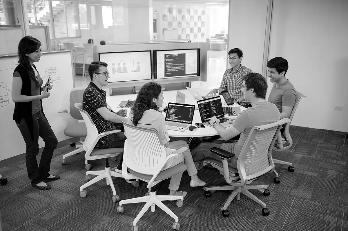 alumnos en computadora
