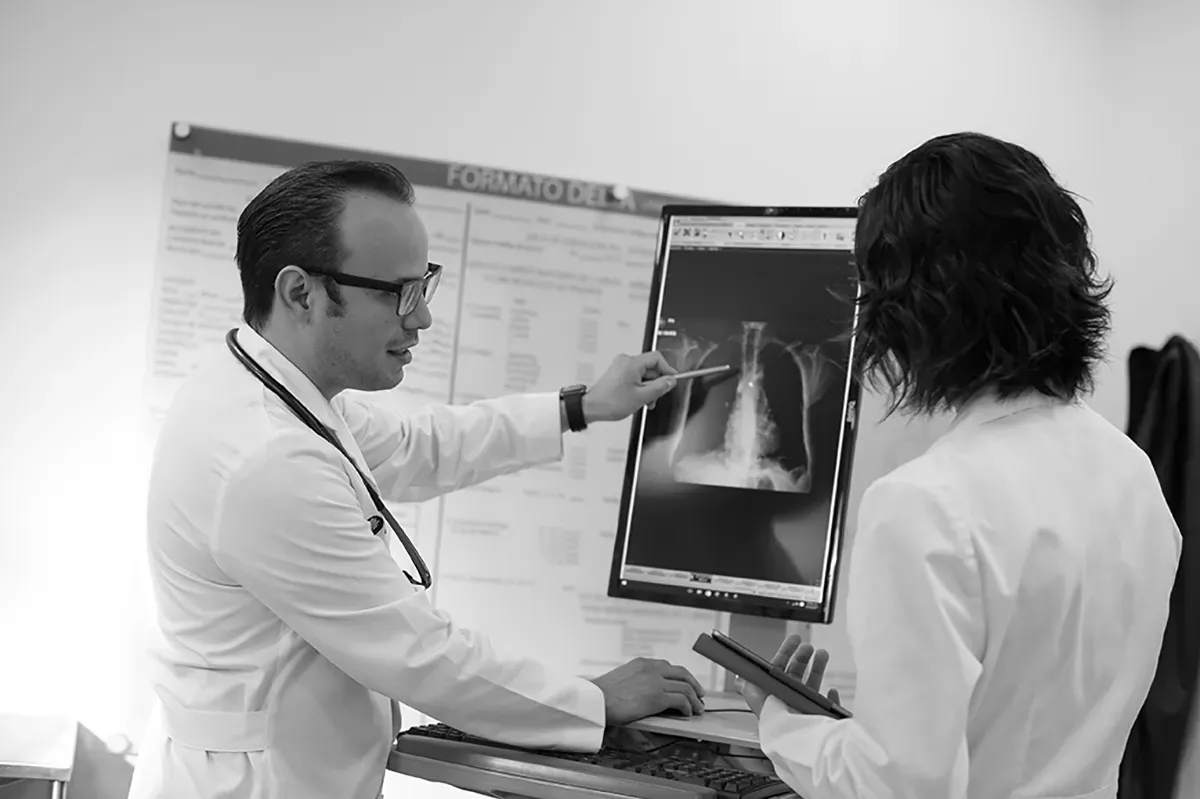 Estudiantes de medicina viendo radiografía