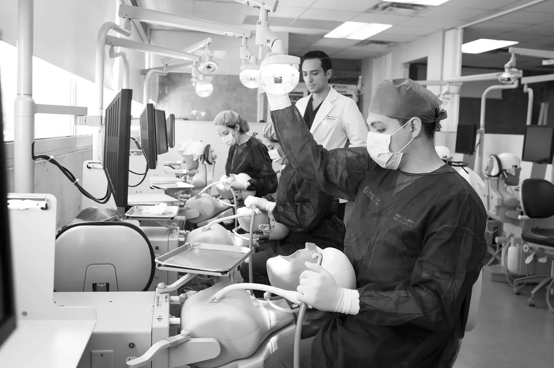 Estudiantes de la carrera de Odontología