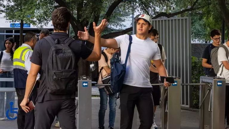 Estudiantes llegando a su primer día de clases al Tec de Monterrey, campus Monterrey